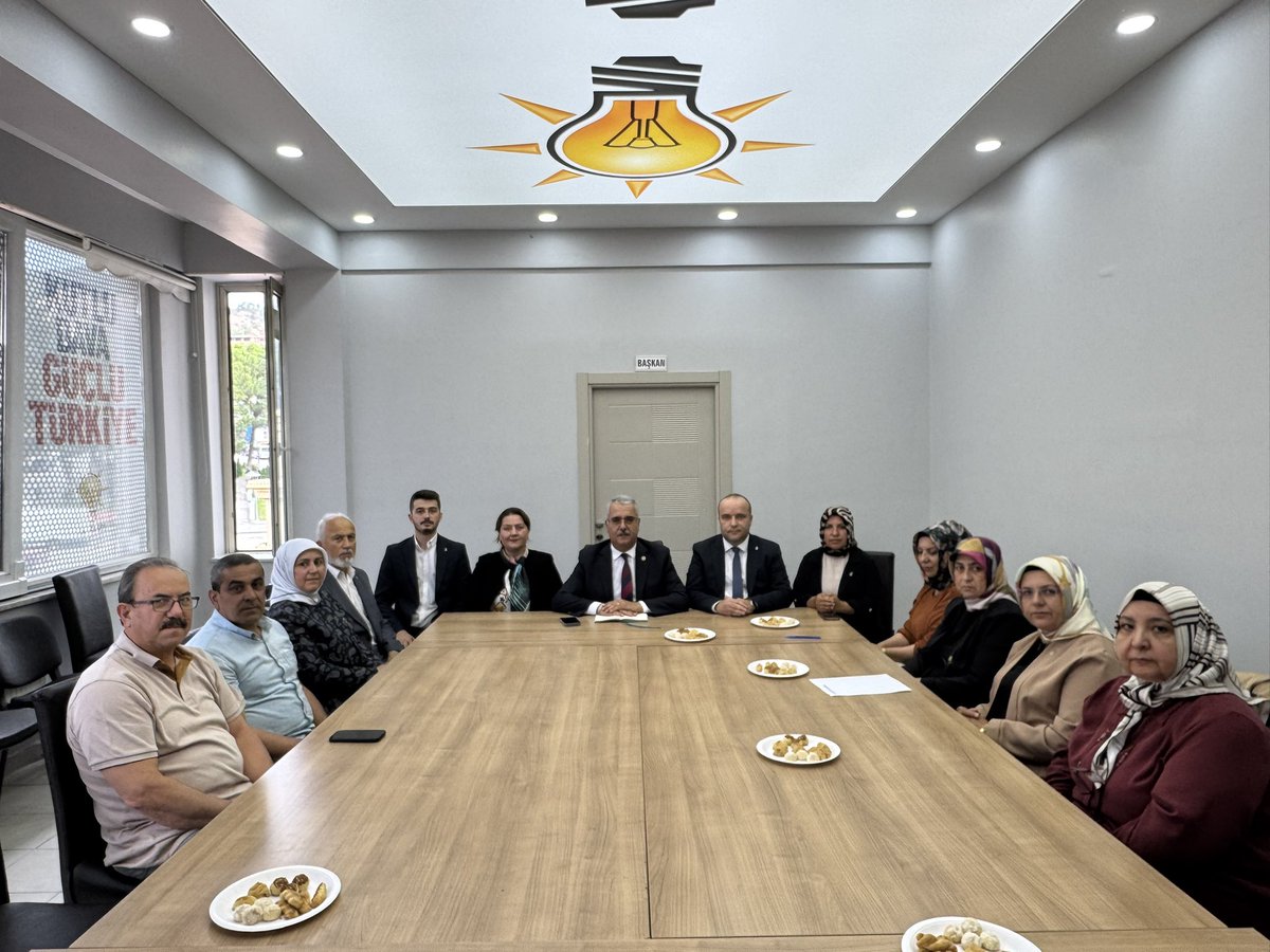 yusufahlatci's tweet photo. 📍KASTAMONU TOSYA - TÜRKİYE BULUŞMALARI / AK PARTİ TOSYA İLÇE BAŞKANLIĞI

Türkiye Buluşmaları kapsamında, yiğitler diyarı Kastamonu’muzun çalışkan ve üreten ilçesi Tosya’da teşkilatımızla bir aradayız. 🇹🇷

Cumhurbaşkanımız ve Genel Başkanımız Sayın Recep Tayyip Erdoğan’ın liderliğinde ve “Büyük ve Güçlü Türkiye” vizyonuyla, davamıza emek veren tüm yol arkadaşlarımızla verimli bir istişare ve değerlendirme toplantısı gerçekleştirdik.

Milletimizle kurduğumuz gönül köprülerini güçlendirmek, teşkilatımızın kararlı duruşu ve sarsılmaz iradesiyle hedeflerimize emin adımlarla yürümek için Tosya’mızda ortak akılla hareket etmeye, durmadan ve yorulmadan çalışmaya devam edeceğiz.

Liderimizin açtığı yolda bizleri aynı heyecan ve gayretle karşılayan AK Parti Tosya İlçe Başkanımıza, tüm kademeleriyle teşkilat mensuplarımıza ve dava arkadaşlarımıza şükranlarımı sunuyorum. 👏🏻👏🏻🇹🇷

#TürkiyeBuluşmaları #AKParti #Kastamonu #Tosya #RecepTayyipErdoğan #TürkiyeYüzyılı

@RTErdogan @abuyukgumus @ensartopcu @Akparti @akparti_37