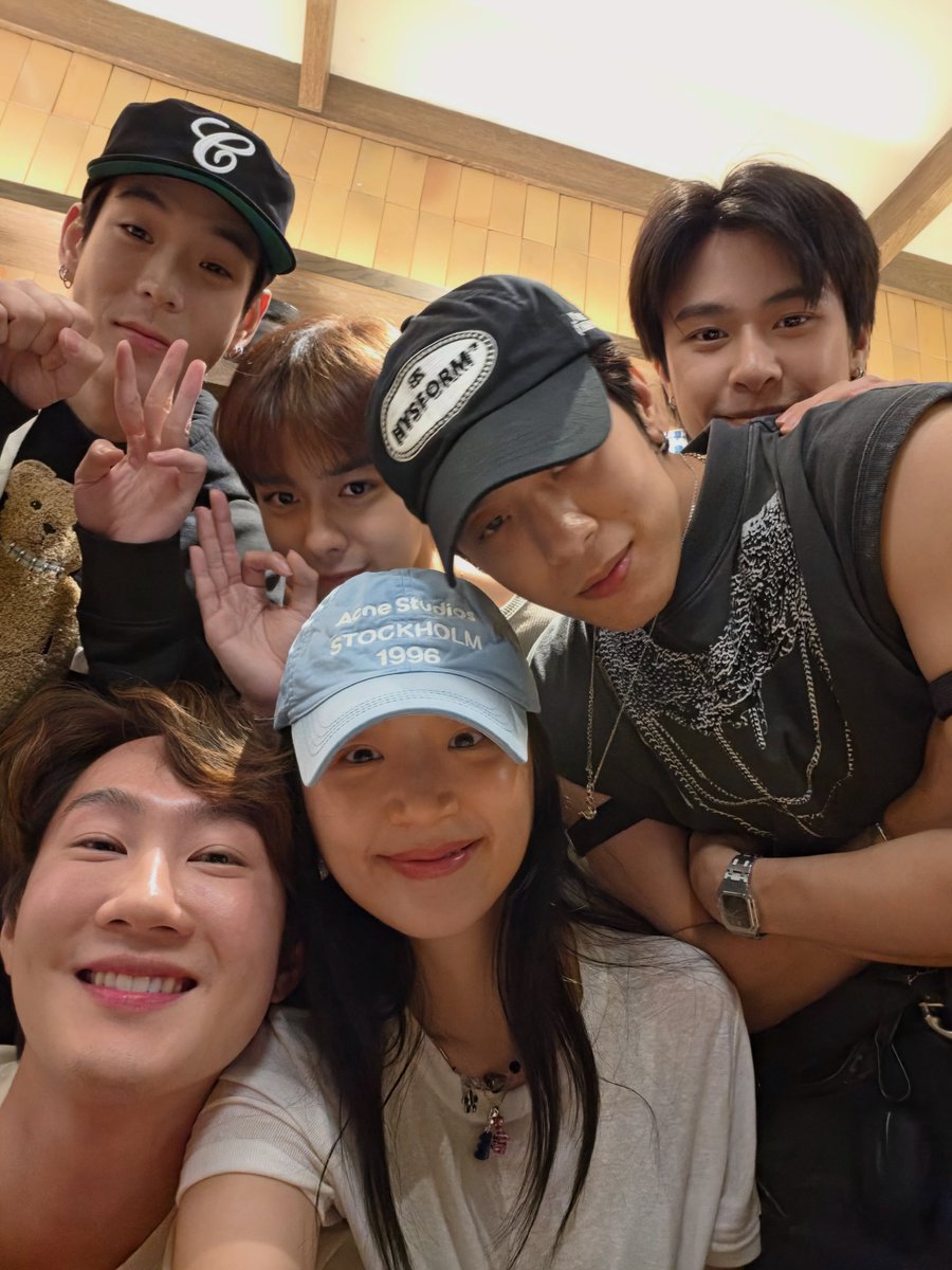 bammtmd's tweet photo. นจกคือพฤติกรรมเด็กเร้กมาก เหมือนแมวเด็กมาก เวลาถ่ายรูปแล้วชอบเกาะหลังพี่ๆ โผล่มาแต่แจ้ม 🤏🏻

#JackieJackrin https://t.co/jZx8dIjZz2