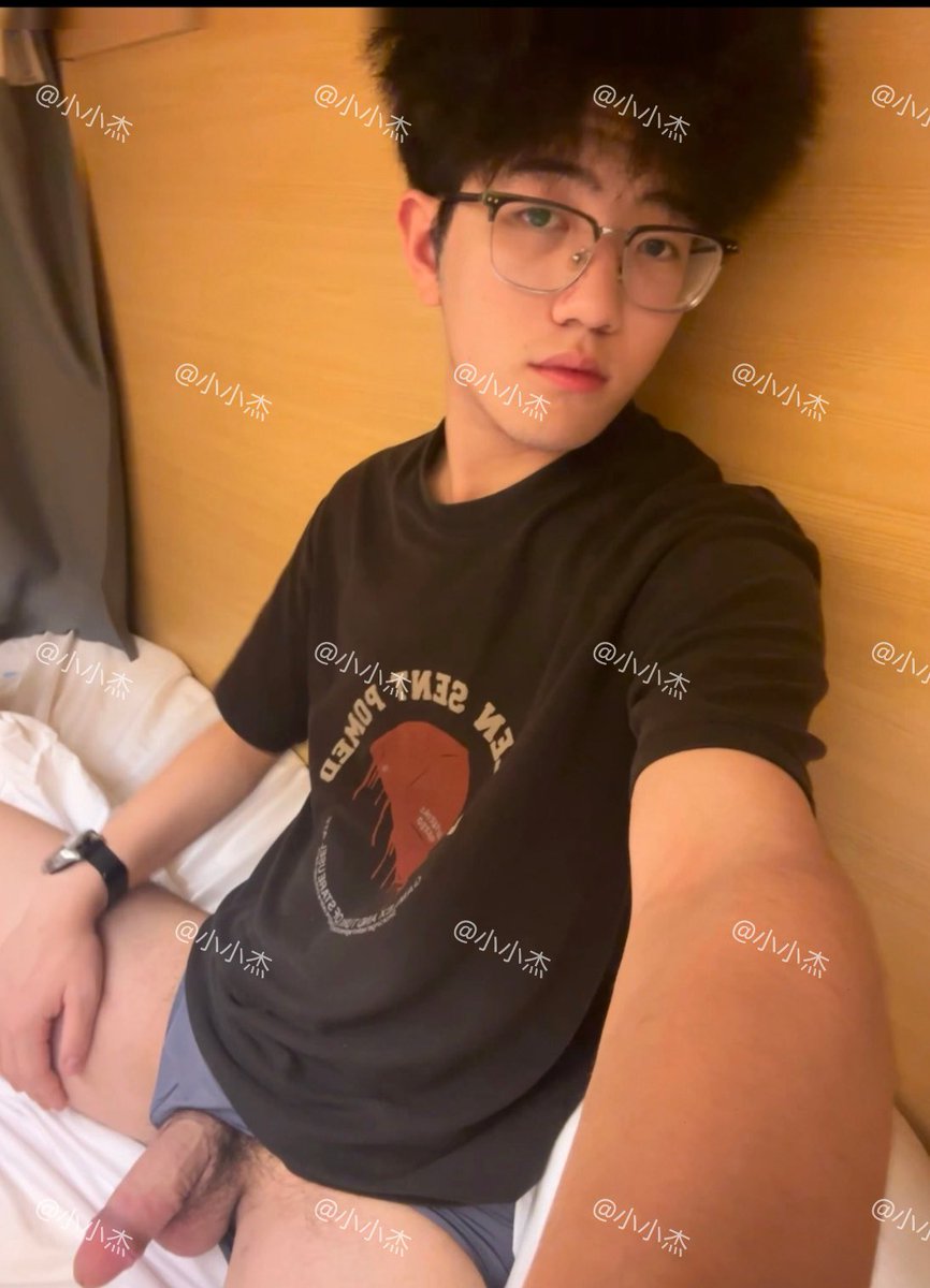 xiaoxiaojie1314's tweet photo. 深圳都没有金主和推友约线下吗，刷💰刷脸都🉑#gay #露脸 #深圳 #05后 https://t.co/uTE04pOuQn