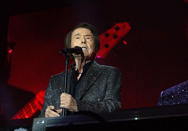 NuestroRaphael_'s tweet photo. El concierto de @RAPHAELartista en la Plaza Santander. MARAVILLOSO! 
https://t.co/qwDKz8EgDD https://t.co/YeiGvvj3UX