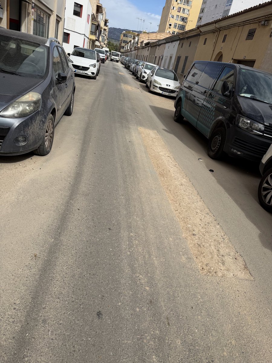 GabyFar86's tweet photo. Vergüenza de @incaciutat más de 1 mes para arreglar los socavones que hicieron en la c/antoni torre s puesta la incidencia en la app y pasan de todo, el día que se rompa un coche veremos que pasa… está claro que el alcalde @Virgilio_Moreno prefiere el dinero para fiestas… https://t.co/cADXCh6hFA