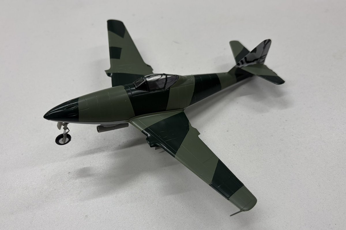 ginga03142008's tweet photo. Me262シュヴァルべ。
またしても機体バランスの調整をし忘れるという失態を…。(ユモエンジンが両翼に付いたら浮き上がりが収まるかと思いきやそんな事は無く。😭) https://t.co/Sqdyz0Bl2b