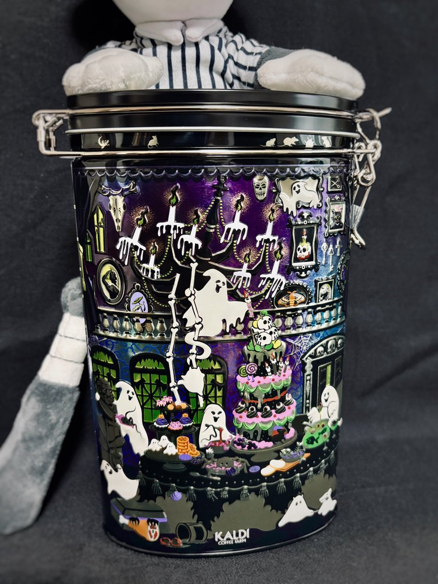 mmonmo18's tweet photo. カルディのハロウィンお菓子缶があまりに好みのデザインすぎて…

そして真っ先に思ったのが、バッターさんが即座にバットを構えそうなデザイン��なと👻

 #ぬい撮り
#OFFgame
#カルディ https://t.co/VtsHdVL2Ij