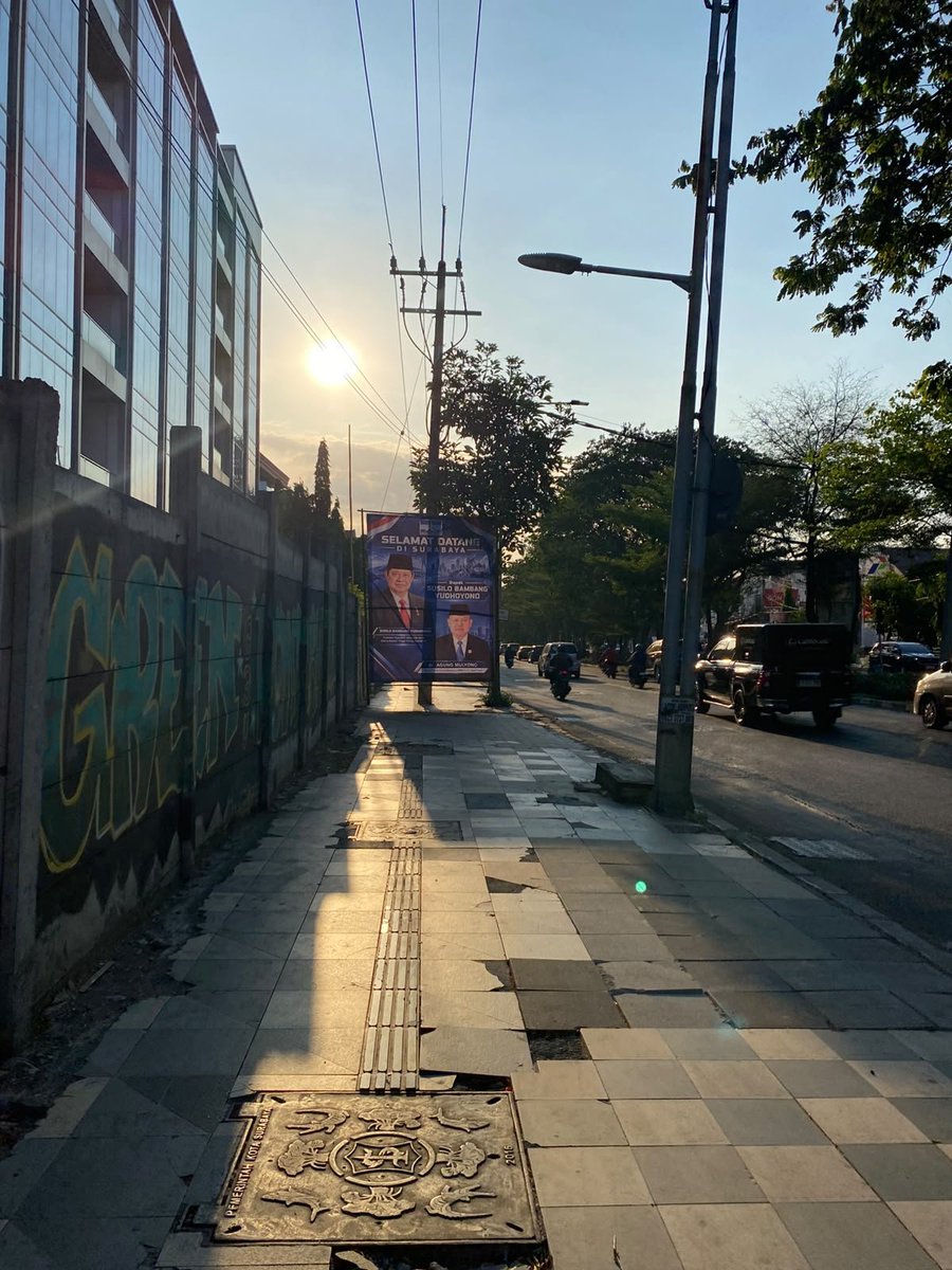 claertesquieu's tweet photo. Halo @PDemokrat 

Saya ingin mengadukan pemasangan baliho penyambutan Pak SBY di Jl. HR Muhammad, Surabaya. Baliho tersebut dipasang hingga memblokir trotoar, sehingga pejalan kaki harus berjalan menyamping dan berisiko turun ke badan jalan. https://t.co/9AMx1hEOUV