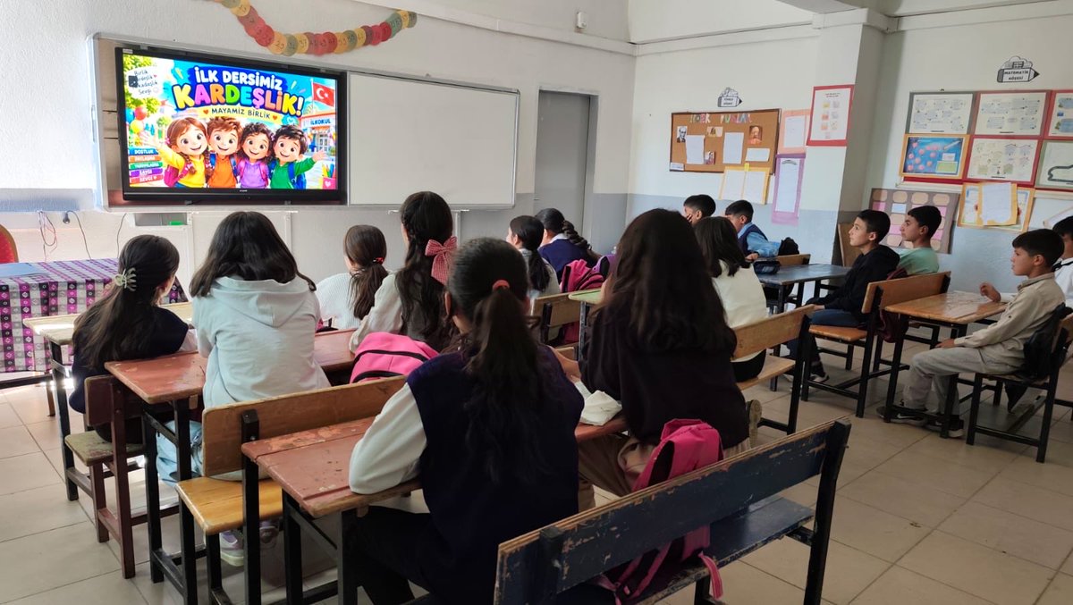 TasbasamakO's tweet photo. Taşbasamak Ortaokulu olarak
Mayamız birlik, ilk dersimiz kardeşlik 

2026-2027 eğitim öğretim yılına bu anlamlı temayla başlıyoruz.
Birlikte daha güçlüyüz, kardeşlikle daha güzeliz.
#ilkdersimizkardeşlik
@agri_mem_arge 
@diyadinmem 
@remzi0479 https://t.co/5uuGWTncHK