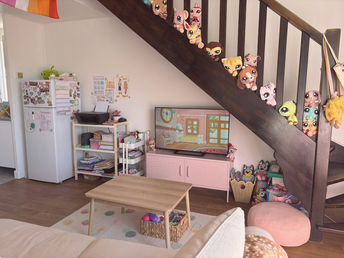 lesbianette's tweet photo. update of my apartment !!! 🎀

the living room is starting to feel like home!! but the bedroom is full of boxes and i still don't have stuff to display my collections.... https://t.co/pQhwk22ls7