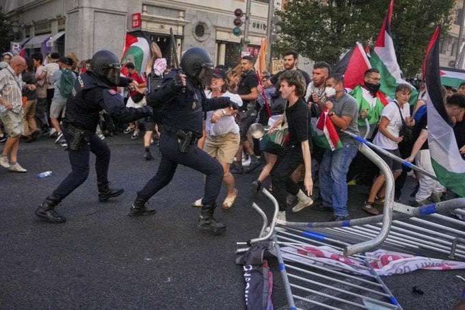 outsidersesp's tweet photo. Ni PP ni VOX, quienes ordenaron apalear y detener al pueblo que se ha manifestado contra el genocidio sionista a lo largo y ancho del Estado han sido PSOE y SUMAR.

Porque aquí gobierne quien gobierne, el carácter fascista y represor sigue intacto. https://t.co/UoV70NMzHz