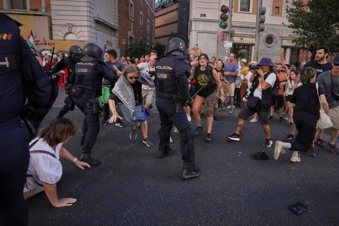 outsidersesp's tweet photo. Ni PP ni VOX, quienes ordenaron apalear y detener al pueblo que se ha manifestado contra el genocidio sionista a lo largo y ancho del Estado han sido PSOE y SUMAR.

Porque aquí gobierne quien gobierne, el carácter fascista y represor sigue intacto. https://t.co/UoV70NMzHz