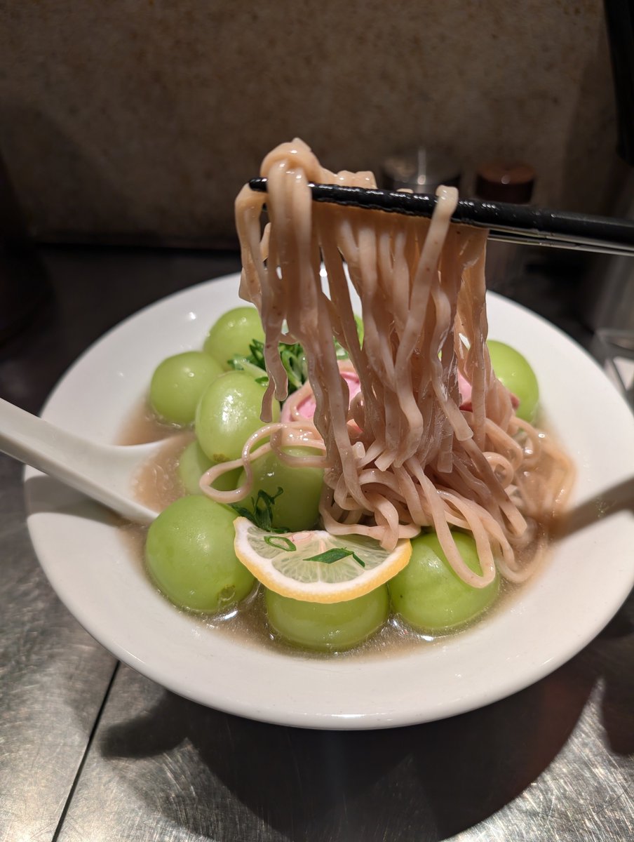 naze6622's tweet photo. 衝撃的なシャインマスカットのラーメンを食べてきた。。！
仕事終わりにキマれる一杯 https://t.co/1a28uwZkDE