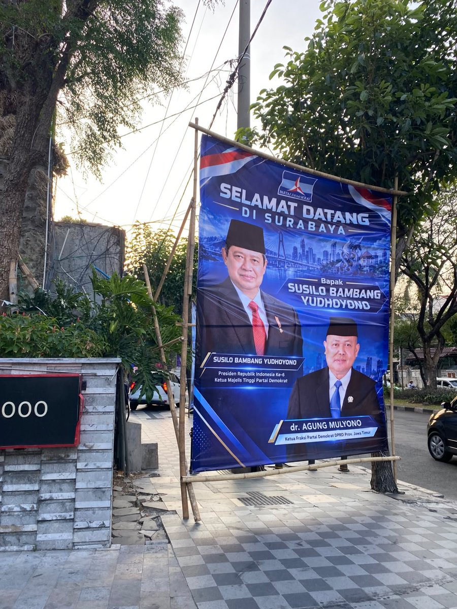 claertesquieu's tweet photo. Halo @PDemokrat 

Saya ingin mengadukan pemasangan baliho penyambutan Pak SBY di Jl. HR Muhammad, Surabaya. Baliho tersebut dipasang hingga memblokir trotoar, sehingga pejalan kaki harus berjalan menyamping dan berisiko turun ke badan jalan. https://t.co/9AMx1hEOUV