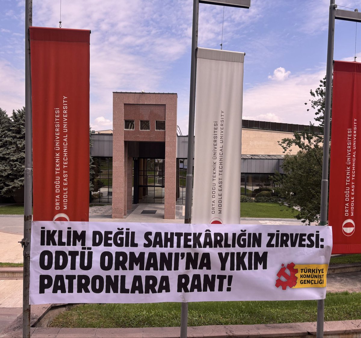 tkgodtu's tweet photo. Bir yanda ormanı yağmalayan Rant Yolu, diğer yanda sermayenin sahte İklim Zirvesi…

Yaşam alanlarımızı ranta peşkeş çekenlerin ikiyüzlü şovunu tanımıyor, bu sahtekâr düzene meydan okuyoruz! https://t.co/HbEMEIsdPI