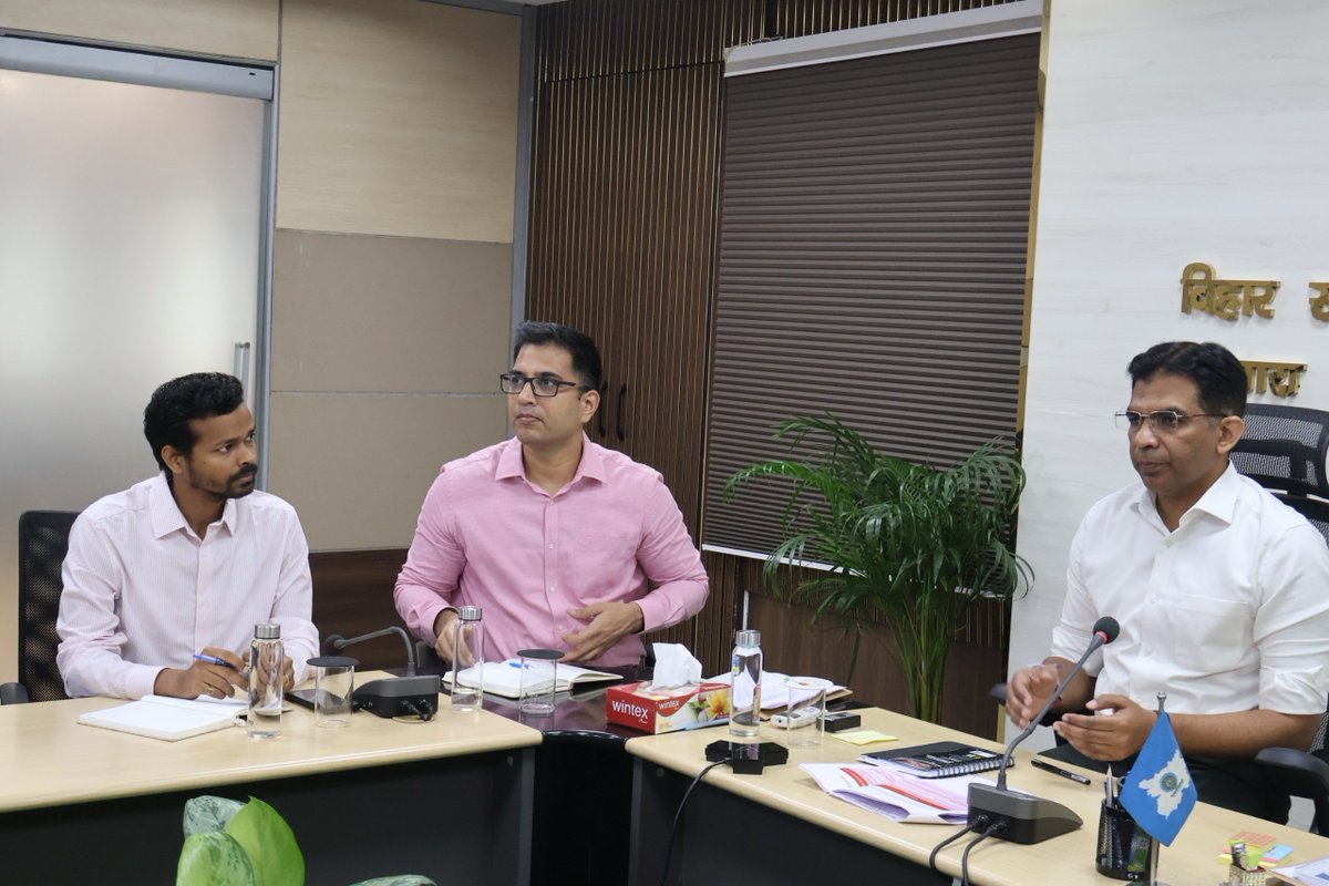 BiharEnergy's tweet photo. राजस्व वृद्धि एवं लागत अनुकूलन संबंधी समिति की रिपोर्ट की समीक्षा बैठक 

आज ,दिनांक 14 सितम्बर 2026 को ऊर्जा सचिव एवं अध्यक्ष-सह-प्रबंध निदेश���, बिहार स्टेट पावर होल्डिंग कंपनी लिमिटेड श्री अजय यादव (भा.प्र.से.) की अध्यक्षता में राजस्व वृद्धि एवं लागत अनुकूलन संबंधी समिति की रिपोर्ट के आधार पर कार्य बिंदुओं की समीक्षा बैठक आ��ोजित की गई ।

बैठक में साउथ बिहार पावर डिस्ट्रीब्यूशन कंपनी लिमिटेड के प्रबंध निदेशक श्री सौरभ जोरवाल (भा.प्र.से.) तथा बिहार स्टेट पावर जेनरेशन कंपनी लिमिटेड के प्रबंध निदेशक श्री विशाल राज (भा.प्र.से.) उपस्थित रहे।

समीक्षा बैठक में  राजस्व वृद्धि, लागत अनुकूलन, आधारभूत संरचना में सुधार एवं नियामकीय सुधार से जुड़े विभिन्न कार्य बिंदुओं पर चर्चा की गई। समीक्षा करते हुए ऊर्जा सचिव श्री अजय यादव (भा.प्र.से.) ने नवीकरणीय ऊर्जा प्रमाण-पत्र एवं कार्बन क्रेडिट प्रकोष्ठ के गठन, निवारक एवं सुधारात्मक अनुरक्षण को प्रभावी बनाने तथा अनुपयोगी सामग्री के  निस्तारण के लिए विशेष अभियान चलाने के संबंध में आवश्यक दिशा-निर्देश दिए। साथ ही उन्होंने संबंधित विषयों पर समितियों के गठन एवं कार्ययोजना तैयार करने के निर्देश दिए ।

@KumarBulo  @IPRDBihar  @EnergyBihar  

#BiharEnergy #BSPHCL #PowerSector #PoweringBihar #SBPDCL #BSPGCL