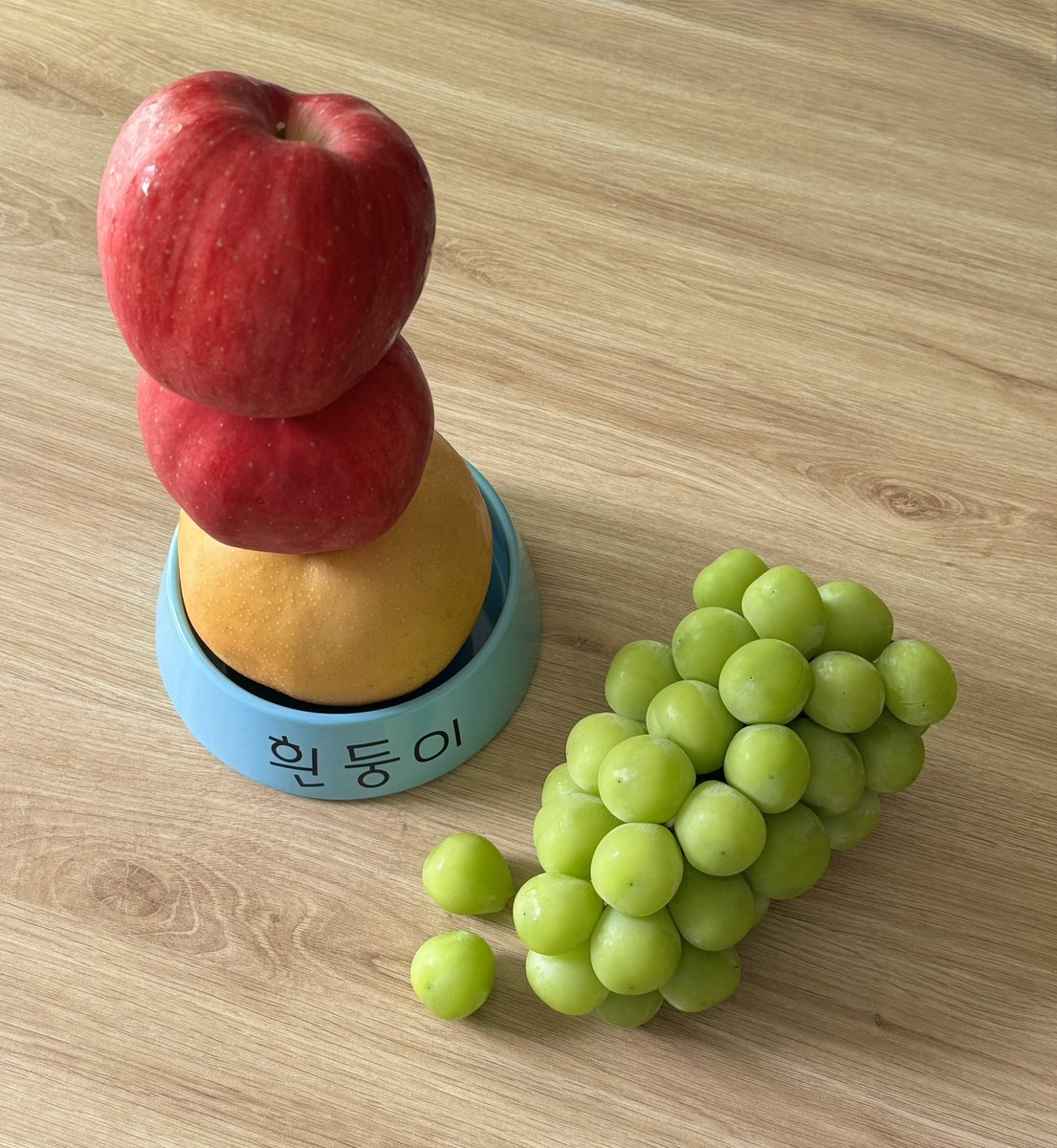_53719_'s tweet photo. #제품제공 #RT

온브릭스에서 추석 과일 선물세트를 보내주셨어요
사과와 배 당도가 높아 과즙이 망극했네요
저와 함께 즐겨보실 분..

참여: RT+인용
경품: 그린에디션, 프리미엄 샤인머스캣&amp;사과&amp; 배 세트 (3명)
발표: 9/17

추석 선물 세트 최대 30% 할인 중이니 
선물 막차 놓치지 마세요 🚂 https://t.co/yLjiIKsUPY