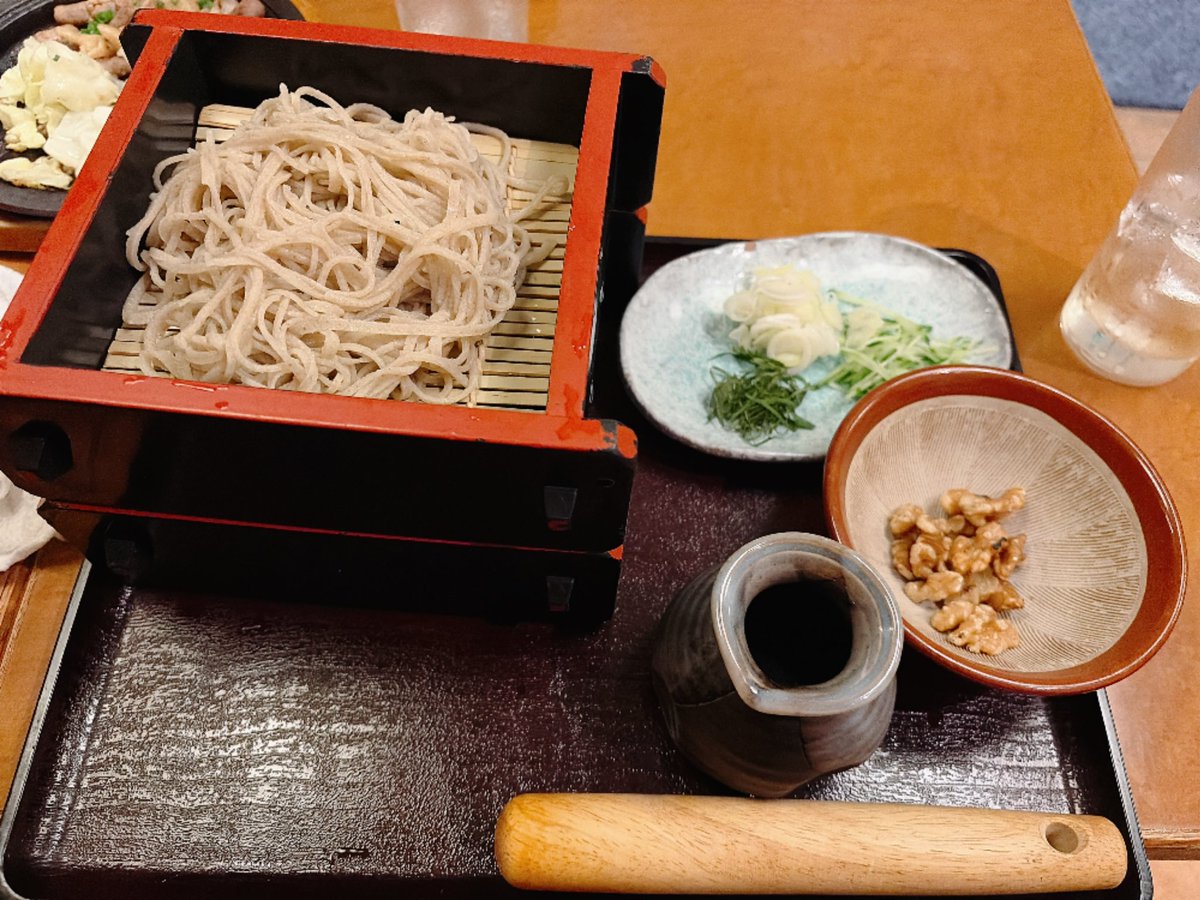 smms1108's tweet photo. 一昨日は昼飲みして稲川淳二ライブ🤗
夜ご飯は蕎麦屋で軽く呑んで仕事！
昨日は15時からボーリングコンペ参加のあと17時から仕事して…
上がりにちょっとだけ呑んで帰宅〜
今日も昼過ぎ用事来てきて一度休憩してまた出勤！
まだ今週の休み不明で死にそうだぜ😇😇 https://t.co/Nxmhnokhhu