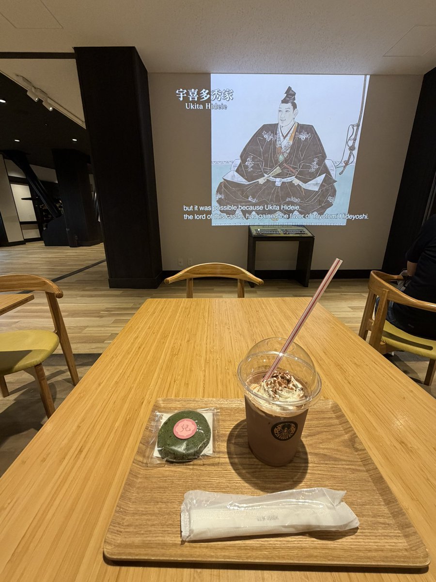 zeroonerising's tweet photo. 岡山城散策終了！
周辺の美術館、博物館はたまに来てたのに天守閣へ入るのは何気に初めてなので岡山城の歴史、歴代城主や街の成立についてよく知ることができました！
復元天守ならではの天守内カフェや磯田先生の解説映像、周辺散策含めて約3時間のとても充実した時間でした！
#行ったよらでんちゃん https://t.co/JsaBKk7hTQ