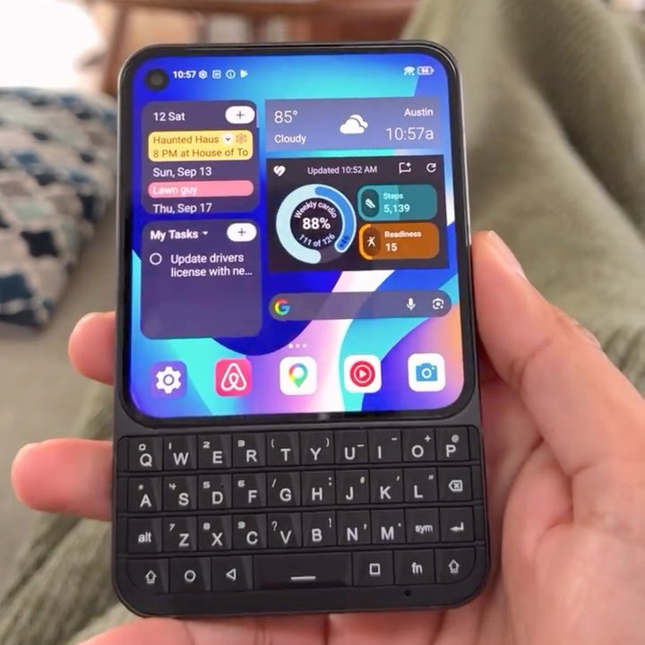 sssswrd's tweet photo. 现在语音输入已经这么好用了，未来必将更加好用，不知道这种实体键盘存在的意义是什么？关键这键盘还占用了这么大的空间 https://t.co/5RMNME0MYj