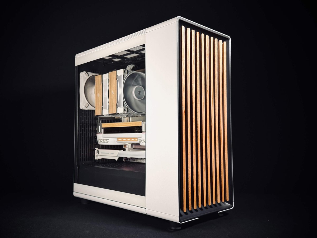 REFTCOMPUTER's tweet photo. 【9月18日販売開始】
GIGABYTE×REFT COMPUTERコラボモデル「GIGABYTE AERO X3D WOODモデル」に新構成が追加されます。

ホワイトカラーをベースにマザーボード、ケース、CPUクーラー、グラフィックボードまで、木目調で統一された新構成です。

また、9月17日（木）から幕張メッセで開催される「東京ゲームショウ 2026」の「AORUS」ブースにて、本実機の展示を行います。

会場へお立ち寄りの際は、ぜひご覧ください！

▼TGS2026「AORUS」ブースはこちら
https://t.co/NLGRCf7XOv