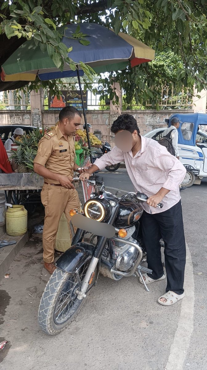 dcpcentrallko's tweet photo. #Lucknow_Police 🚔

@LkoCp के निर्देशन में @dcpcentrallko के नेतृत्व में थाना आशियाना पुलिस टीम द्वारा #Modified/#Altered_Silencers का प्रयोग करने वाले वाहनों के विरुद्ध विशेष संयुक्त प्रवर्तन अभियान एवं चेकिंग कर नियमानुसार कार्यवाही की जा रही है।
@lkopolice
@Uppolice 
@LoJcp https://t.co/0ZnNcvmJvY
