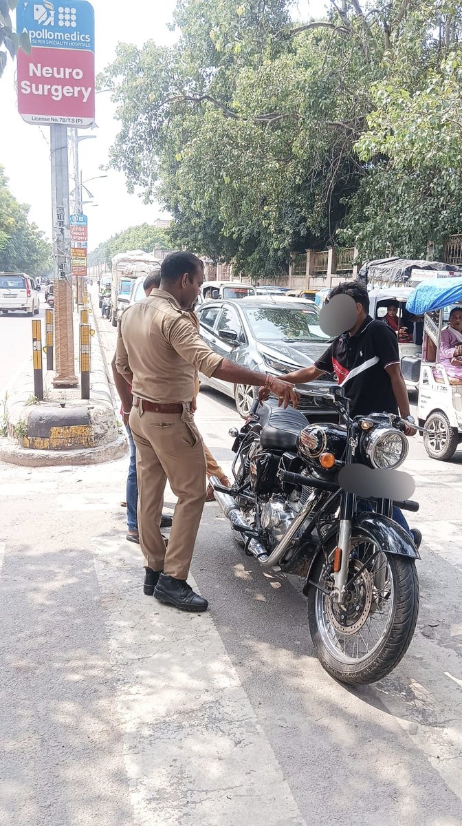 dcpcentrallko's tweet photo. #Lucknow_Police 🚔

@LkoCp के निर्देशन में @dcpcentrallko के नेतृत्व में थाना आशियाना पुलिस टीम द्वारा #Modified/#Altered_Silencers का प्रयोग करने वाले वाहनों के विरुद्ध विशेष संयुक्त प्रवर्तन अभियान एवं चेकिंग कर नियमानुसार कार्यवाही की जा रही है।
@lkopolice
@Uppolice 
@LoJcp https://t.co/0ZnNcvmJvY