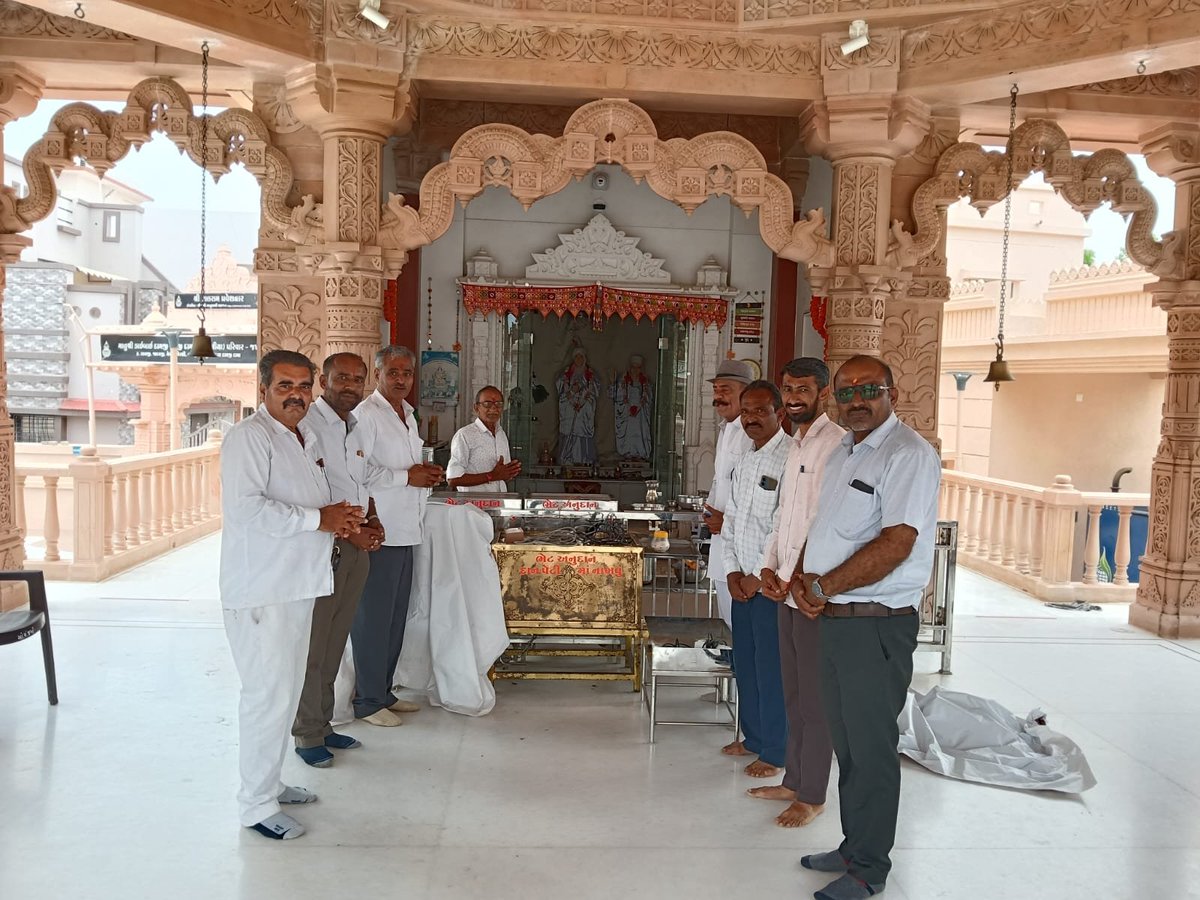 pmjadejamla's tweet photo. આજે અબડાસા તાલુકાના જખૌ ગામે શ્રી ઓધવરામજી મહારાજ મંદિરે દર્શન કરી ધન્યતા અનુભવી તેમજ શ્રી ગણેશ ઉત્સવ નિમિત્તે આરતી ઉતારવાનો લ્હાવો લીધો.

આ પાવન અવસરે સૌના સુખ, શાંતિ અને સમૃદ્ધિ માટે પ્રાર્થના કરી. 

ગણપતિ બાપ્પા મોરિયા!

#ActiveMLAPMJadeja #PMJADEJA #MLAAbdasa #VikasWorks #Abdasa