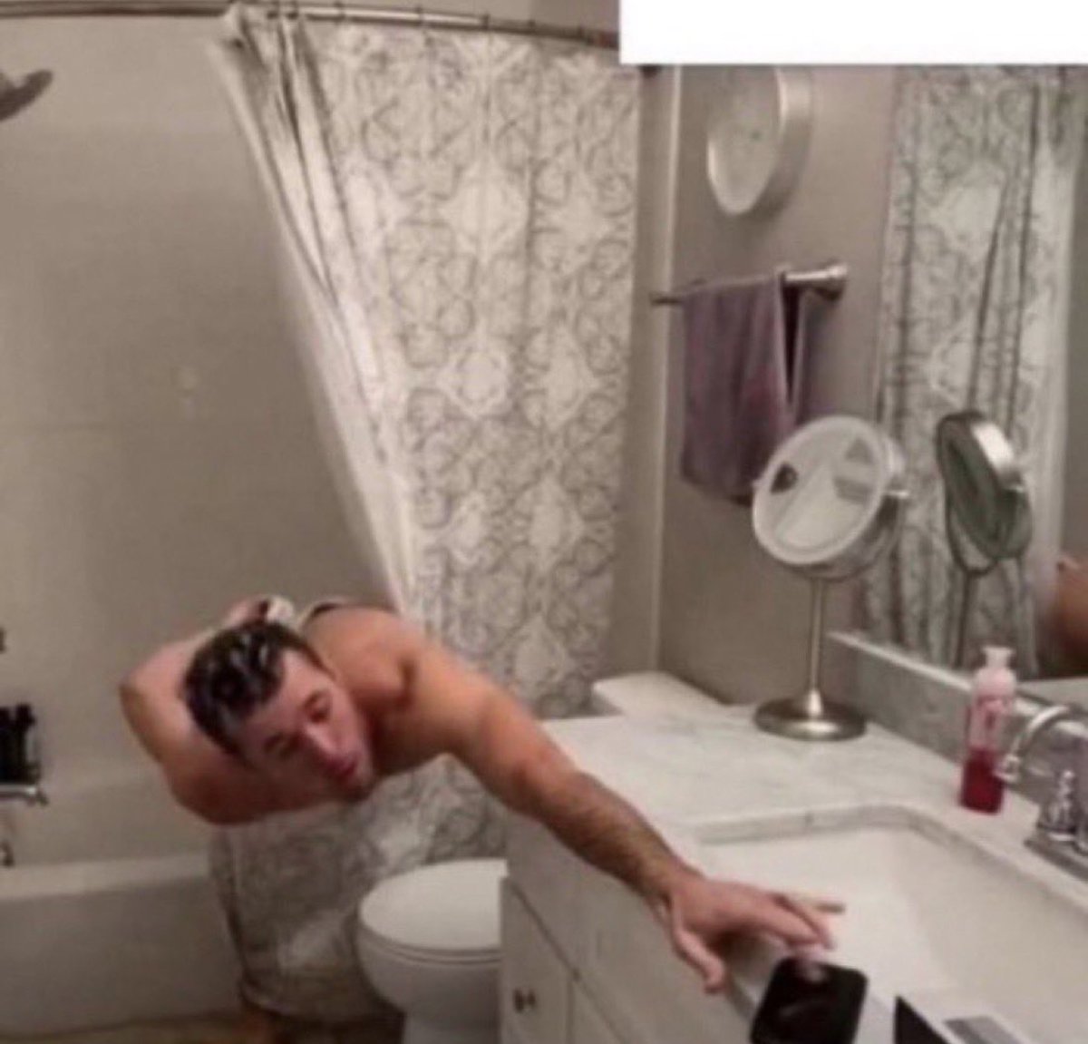 NoContextHumans's tweet photo. me when i'm in the shower and a song i don't like comes on https://t.co/tb9Ut1IaA8