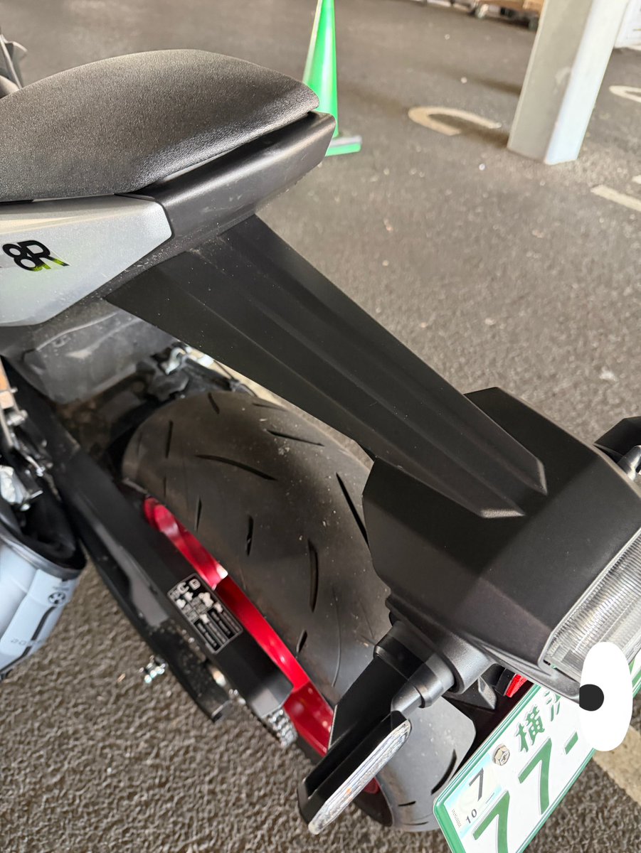 19com0605's tweet photo. ナップスにてニンジャ乗りの若い子2人になんでフェンダーレスにしないんですか？って話しかけられたんだけど...

フェンダーレスがのかかっこよくないですか？と言われたんだけどさ...

好きなバイクに好きなように乗せてくれよ！
カスタムも好きなようにさせてくれよ笑

泥除け無いの嫌なだけじゃ笑 https://t.co/Iqcpmu7hkF