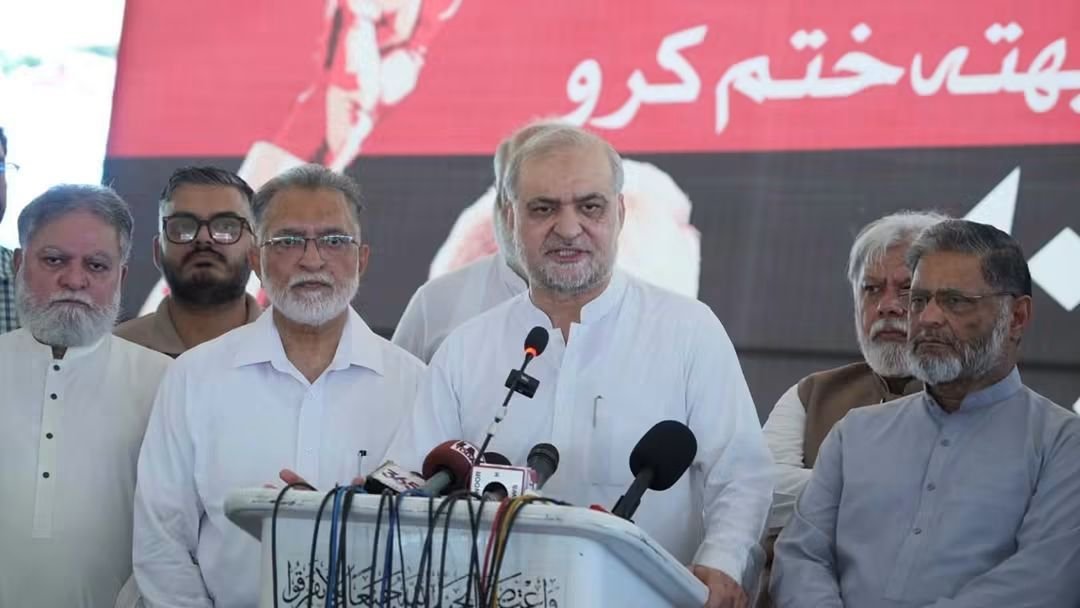 JIPOfficial's tweet photo. لاہور: امیر جماعت اسلامی پاکستان حافظ نعیم الرحمٰن پیٹرولیم لیوی کے خلاف دھرنے کے 30 ویں روز اسلام آباد مارچ و دیگر ملکی و سیاسی صورتحال پر اہم پریس کانفرنس سے خطاب کر رہے ہیں۔ قائم مقام سیکرٹری جنرل جماعت اسلامی پاکستان نذیر جنجوعہ، امیر جماعت اسلامی لاہور ضیاء الدین انصاری اور دیگر ذمہ داران بھی ہمراہ ہیں۔

 امیر جماعت نے کہا کہ جماعت اسلامی 25 کروڑ عوام کی امید بن چکی ہے اور وہ عوام کو تنہا نہ چھوڑتے ہوئے انہیں ہر صورت مکمل ریلیف دلوا کر رہیں گے۔ اس سلسلے میں دھرنے اور 20 ستمبر کے تاریخی اسلام آباد لانگ مارچ اور پاور شو کی تیاریاں بھرپور انداز میں جاری ہیں۔ انہوں نے حکومت کو خبردار کیا کہ عوام کو مکمل ریلیف دینے پر مجبور کیا جائے گا اور اگر حکومت نے لانگ مارچ میں کوئی رکاوٹ ڈالی تو وہ اس نتائج کی خود ذمہ دار ہو گی۔

@NaeemRehmanEngr

#خیرات_نہیں_لیوی_ختم_کرو
#ظالموں_حافظ_آرہا_ہے
#JI_IslamabadMarch
#HafizNaeemInMalakand

Twenty September Protest
Bhatta Levy Namanzor 
JI Final Call