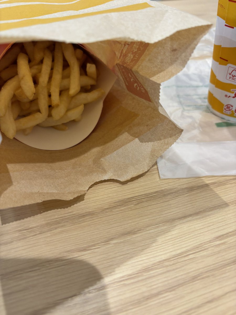 Prototypeky's tweet photo. @yurimozyu2038 夜神月ライト風に食べるポテトでお許しく��さい https://t.co/C9EHeNxeCI