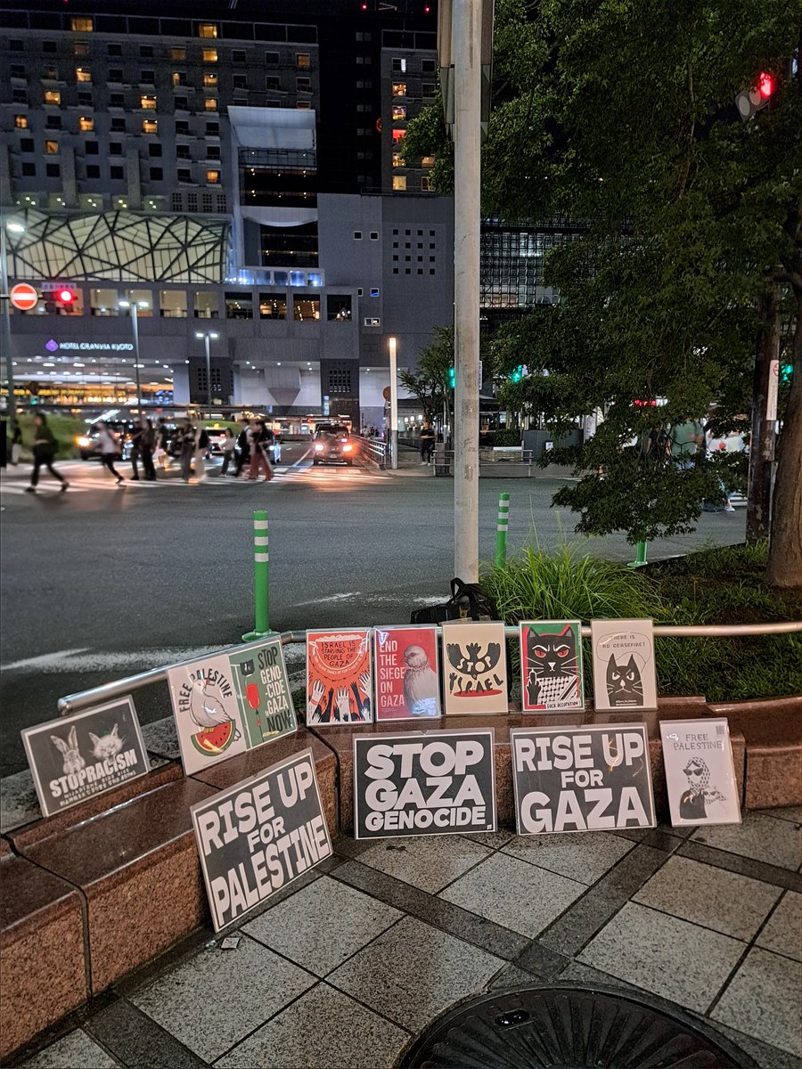 pazap_sugimoto's tweet photo. さてさて、今日もいつもの京都タワー下で、ひとりでプロテストをします。対象は世界の人。京都駅前を歩く世界の人に、「お前ら沈黙してんと何か行動しろよ！」という思いを、プラカードによって無言でぶつけていきたいと思います！

さぁ、今週も始めます！

#FreePalestine https://t.co/W90rUjmnza