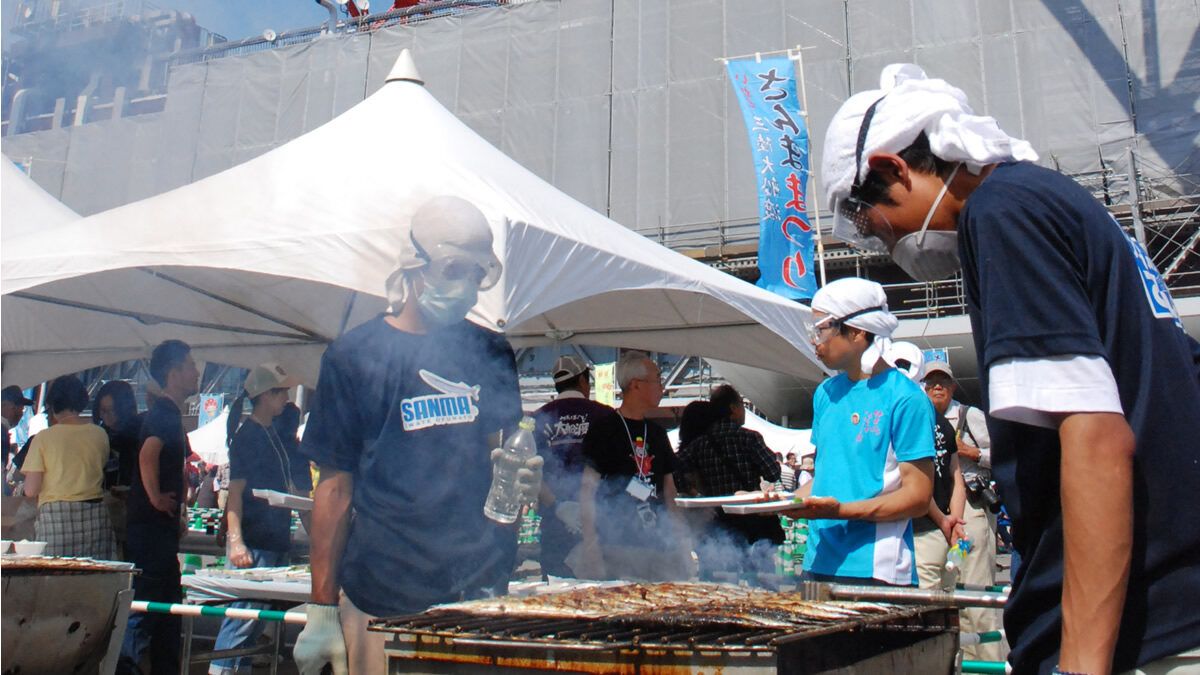 event_checker's tweet photo. 東京タワーで炭火焼きサンマ🐟

「東京タワー・大船渡さんまDay」開催

大船渡のさんま焼き師が
丁寧に炭火で焼き上げたサンマを
1尾500円で販売！

さんまのつみれ汁、蒸し牡蠣、
地酒、ワインなどの三陸グルメも楽しめます

📅 10/18(日)
📍 東京タワー駐車場
🎟 入場無料

→ https://t.co/OGXWTwsluV