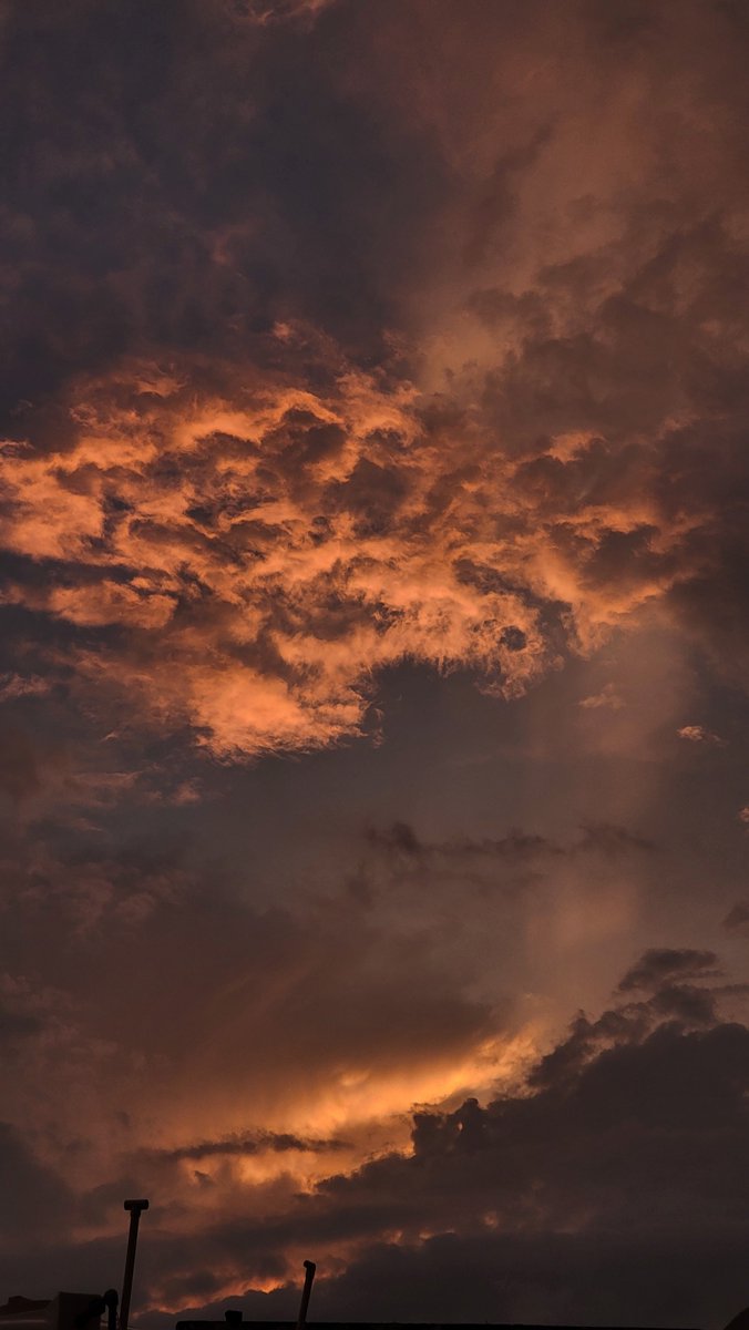 Samarsenal17's tweet photo. @OxNeeraj Tu rehta hoga bhai Shithole mein ..  Humare yahan dikh jaata hai aisi cloud formations. https://t.co/Wyi5lKFPqp