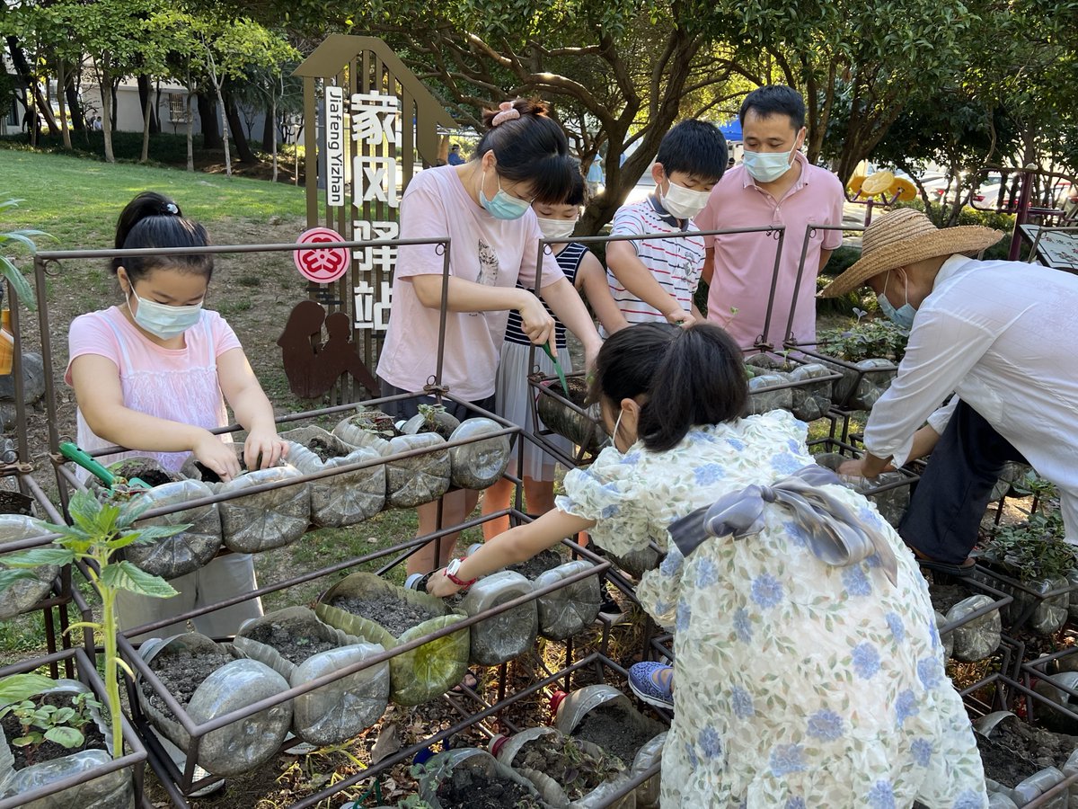 Famdesco5's tweet photo. [本周六下午2点，社区小花园变身“亲子多肉种植课堂”！免费领多肉苗、花盆，带娃来动手玩，还能认识社区邻居～快找居委会登记哦]， https://t.co/Iv1rbytq1C
