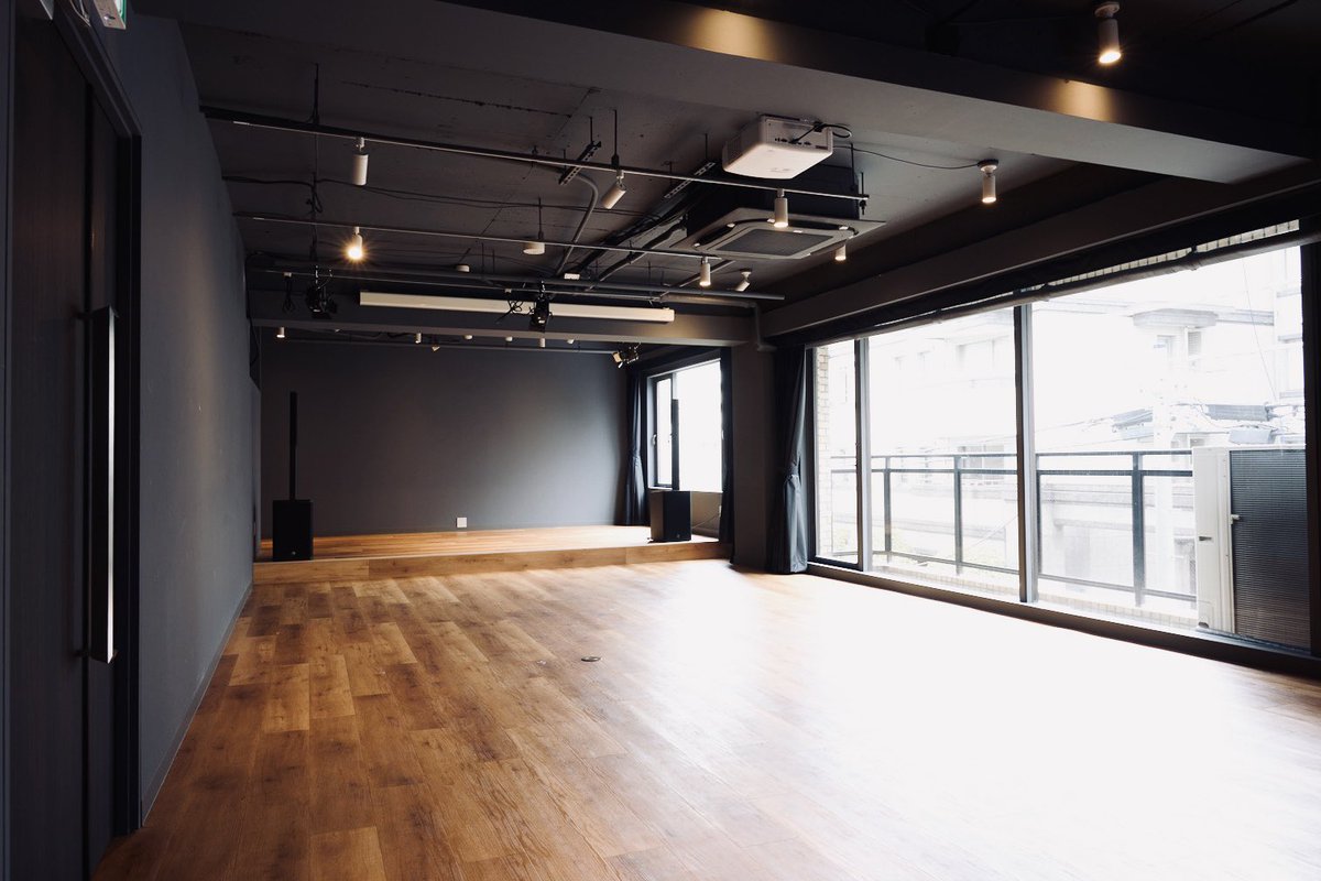 studio_hache_'s tweet photo. 原宿にオープンするレンタルスペース
「Studio Hache（スタジオ アッシュ）」

明治神宮前駅 7番出口から徒歩2分
原宿駅から徒歩9分

スクリーンとステージがあり、多用途にご利用いただけます！
講演会、朗読会、演劇、上映会(試写会)ポップアップ、展示会、オフ会、会議室など https://t.co/ofLFB7lrVF