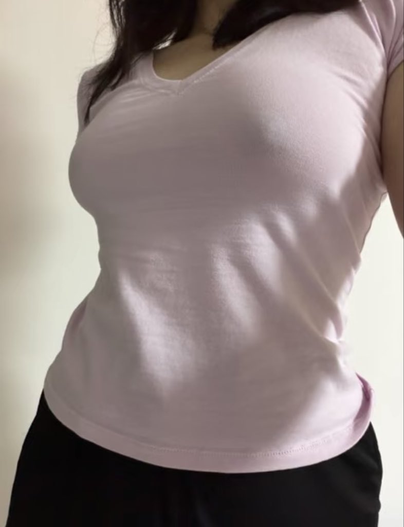 AmitPar35160718's tweet photo. 之前都是用内衣兜着胸，这次突发奇想用胶带往上面勒了勒，也一样圆啊 #mtf https://t.co/5PdVOmvSm3