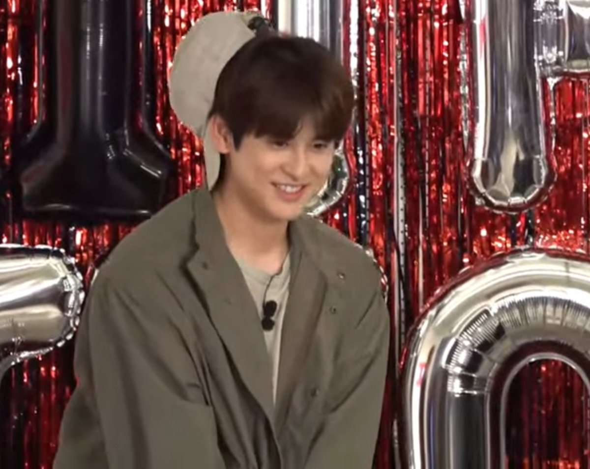 dropthesub's tweet photo. Chanwoo doing aegyo is still the cutest 😭😭😭

He and Bobby doing Overdrive challenge but Bobby is doing the crying cringe version lol

They miss Donghyuk when they need to show aegyo 😆
#iKON_11th_Anniversary #11YearsWithiKON #iKON_11th_LIVE #아이콘 https://t.co/oyg1UFnhF6