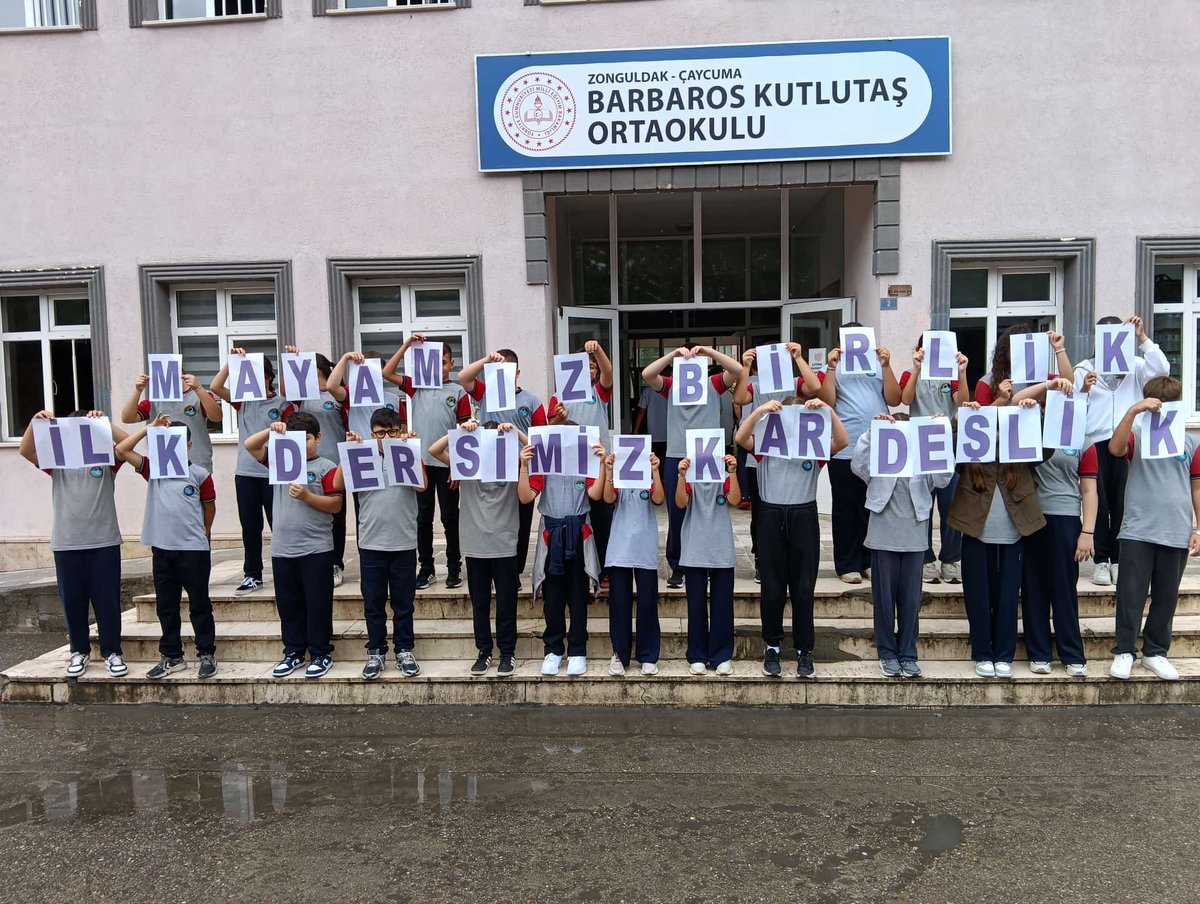 caycumaBKO's tweet photo. Okullar Açılıyor, İlk Ders Zili Çalıyor!
2026-2027 eğitim öğretim yılına Millî Eğitim Bakanlığı olarak “Mayamız Birlik, İlk Dersimiz Kardeşlik” temasıyla başlıyoruz.
Mayamız birlik,  İlk Dersimiz Kardeşlik  #ilkdersimizkardeşlik https://t.co/yU6o5SxSKH