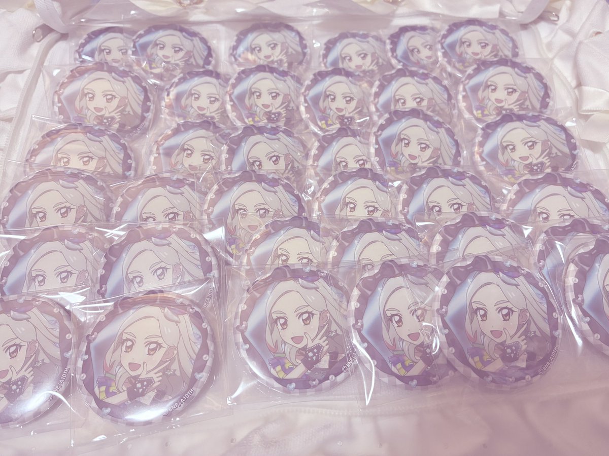 1028_S4's tweet photo. 缶バッジカバー買えてないから仮で置いてみただけだけど凛ちゃんいっぱいで超可愛い🌟
明日カバー買って組んでみる♩ https://t.co/mQU6jM43wq