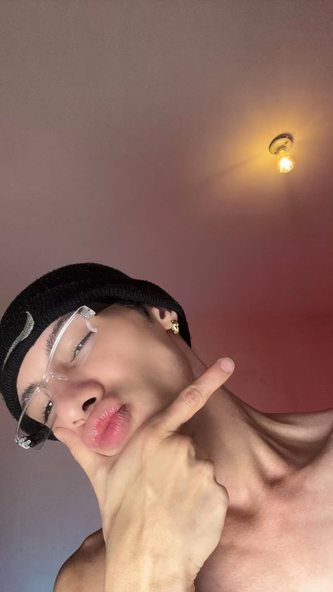 CutexSantiago's tweet photo. I'M LOOKING FOR THE TONGUE THAT LIKES TO LICK AND PLAY THE MOST 👅🥵👉🏻👉🏻👉🏻https://t.co/yDSdjxU2Gs

#stripchat #striplive #webcammodels #webcammen #streamer #onlyfans https://t.co/rVCcG8oxwr