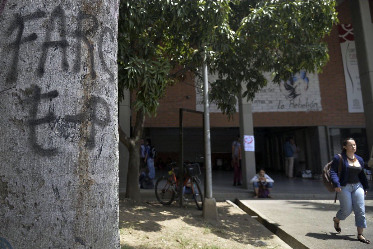 StephBatesPress's tweet photo. Para nadie es un secreto: las universidades son espacios en los que la Fuerza Pública tiene restricciones para ingresar, precisamente para proteger la autonomía universitaria.

La Fuerza Pública tiene las puertas cerradas, mientras los ilegales parecen tenerlas abiertas.

Ya es absurdo que dentro de una universidad pública existan espacios donde grupos armados ilegales puedan exhibir sus banderas en una plaza pública, mientras la Fuerza Pública tiene restricciones para ingresar.

¿Desde cuándo la autonomía universitaria significa permitir que la ilegalidad se tome estos espacios?

La autonomía está para proteger la educación, la libertad de pensamiento, la investigación y el debate académico. No para convertirse en una especie de escudo que termine siendo aprovechado por violentos, vándalos o estructuras armadas ilegales.

Y mientras tanto, los propios directivos y estudiantes universitarios quedan atrapados en medio del problema: no tienen las herramientas de seguridad necesarias para enfrentar estas situaciones y tampoco pueden simplemente pedir el ingreso de la Fuerza Pública.

Entonces, ¿quién protege a los estudiantes, profesores y trabajadores?

Porque una cosa es defender la autonomía universitaria.

Y otra muy distinta es permitir que, bajo esa autonomía, la ilegalidad termine teniendo más libertad de acción que quienes están llamados a garantizar la seguridad.