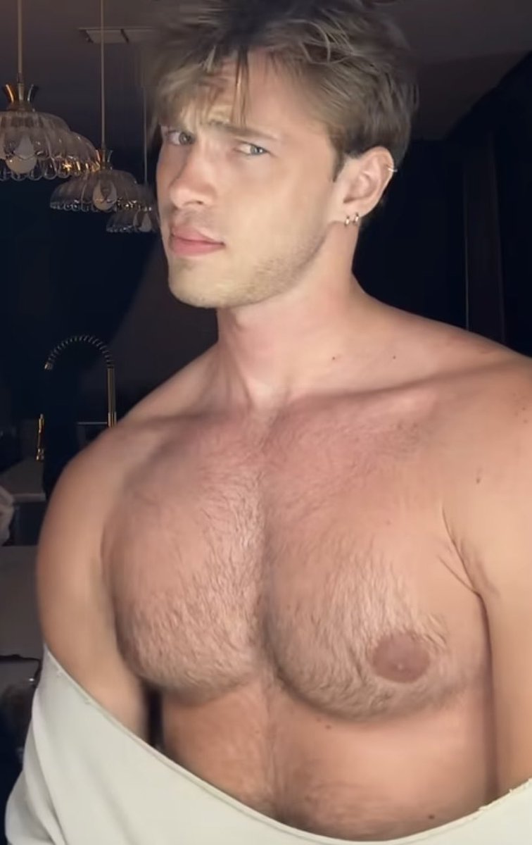 HarryMussul's tweet photo. Great nipple to pec ratio https://t.co/gCP8y1LFxh