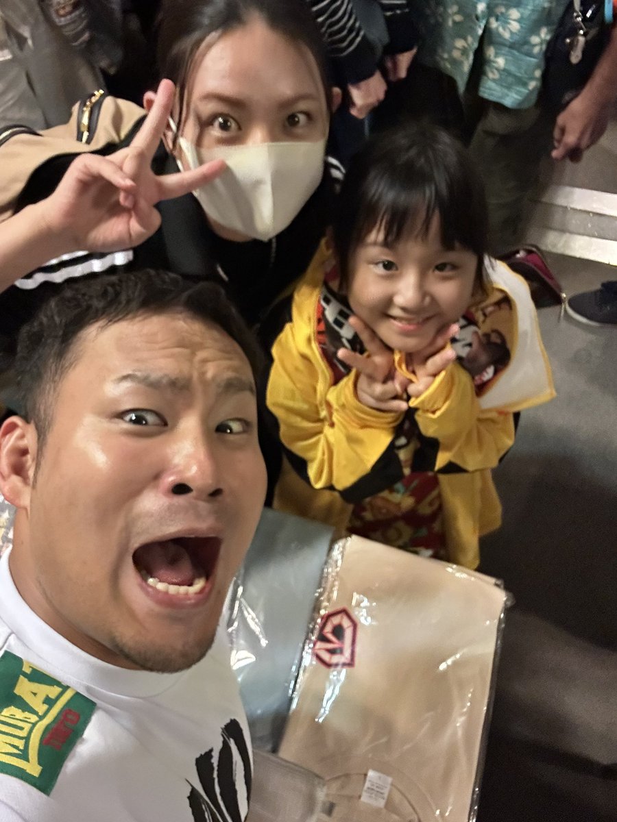 MiSetoro's tweet photo. 友達の結婚式で大阪へ💒
素敵な結婚式だった！ありがとう😆
おかげで、大阪を満喫させてもらいました😊
ニッポンの社長ケツさんにも急に声かけたのに快く写真を撮って頂き、
プロレス観戦も連日行けて
#アップタウン で久々の阿部ちゃんとTORUにも会えて
#大阪プロレス もゼウス抱っこ娘大喜びでした☺️ https://t.co/oiG897m3au