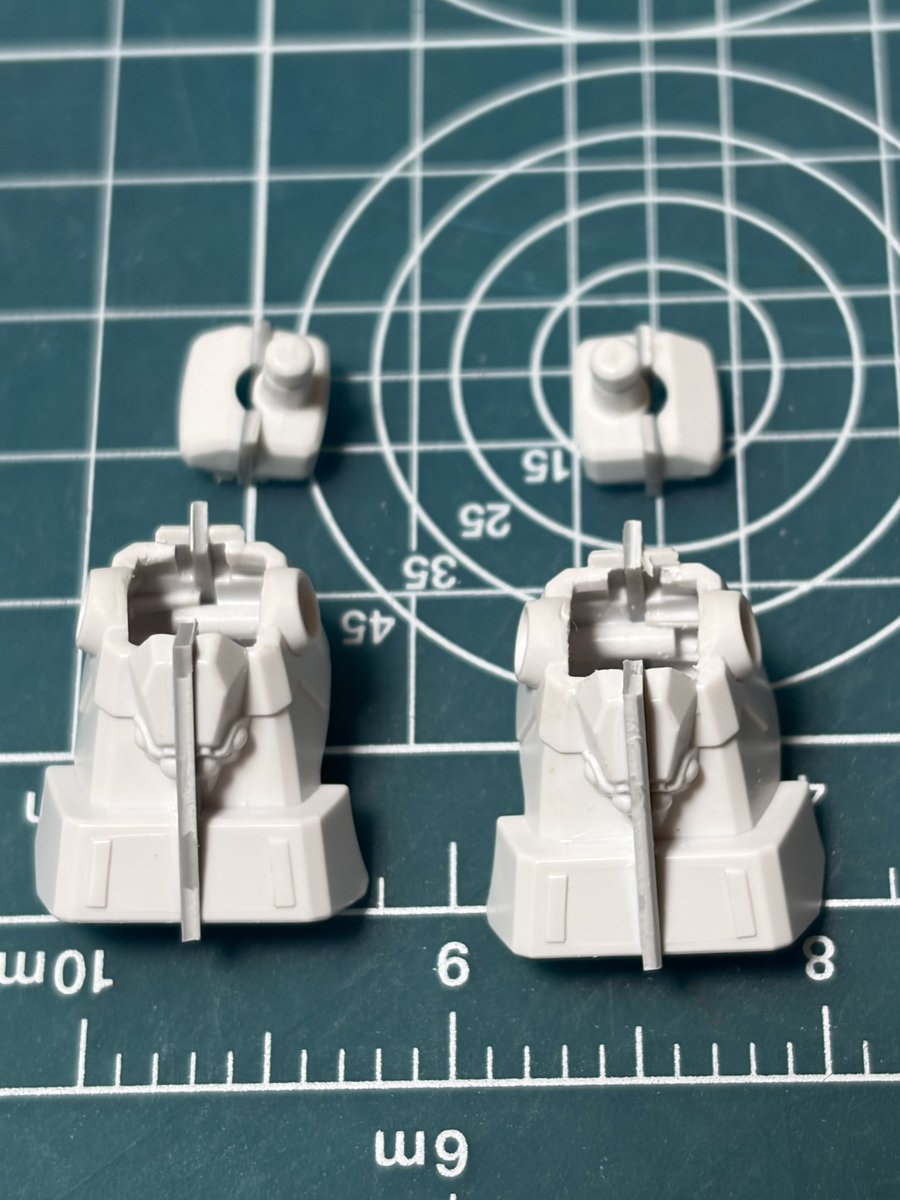 todan3320's tweet photo. BB戦士 395 LEGEND BB 二代目頑駄無大将軍(2回目)

膝関節を入れるための脚パーツの分割と気持ち太くしたくて1mm幅増ししました(接着乾燥待ち)

足首回りも削って可動域を増やしてます(脚パーツとの干渉も見ないと…) https://t.co/NZ7PmviEa7