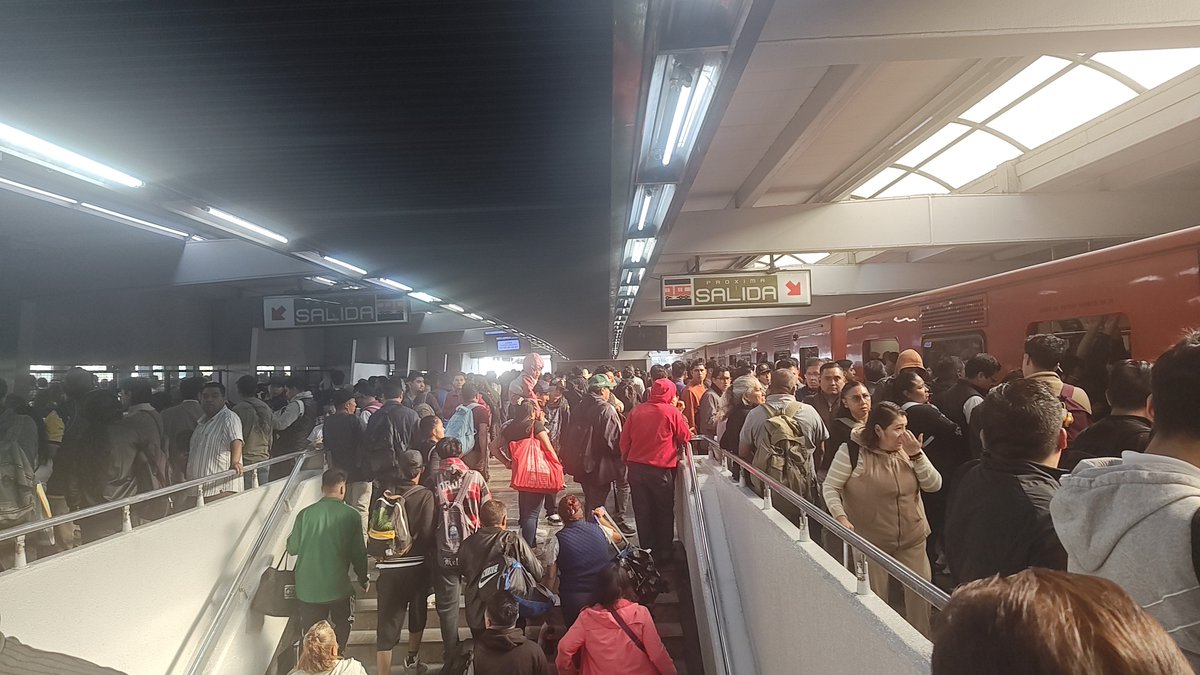 wolf_str4y's tweet photo. @MetroCDMX Cómo no vas a tener alta afluencia en la línea 3 si el que está no sale y no llega nada del otro lado ? https://t.co/j6fHl0rZo5