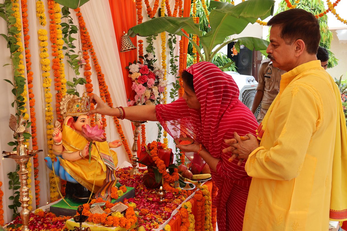 Dgpacup's tweet photo. आज दि०-14.09.26 को श्री गणेश चतुर्थी के शुभ अवसर श्री आलोक सिंह, पीएसी प्रमुख द्वारा पी.ए.सी. मुख्यालय प्रांगण में पीएसी मुख्यालय के अधिकारियों और पीएसी कर्मियों के साथ विधि विधान से पूजा अर्चना कर भगवान श्री गणेश जी की प्रतिमा की स्थापना की गयी। https://t.co/TcxKQbfGJY