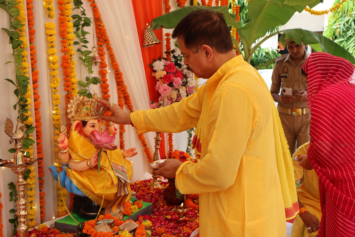 Dgpacup's tweet photo. आज दि०-14.09.26 को श्री गणेश चतुर्थी के शुभ अवसर श्री आलोक सिंह, पीएसी प्रमुख द्वारा पी.ए.सी. मुख्यालय प्रांगण में पीएसी मुख्यालय के अधिकारियों और पीएसी कर्मियों के साथ विधि विधान से पूजा अर्चना कर भगवान श्री गणेश जी की प्रतिमा की स्थापना की गयी। https://t.co/TcxKQbfGJY