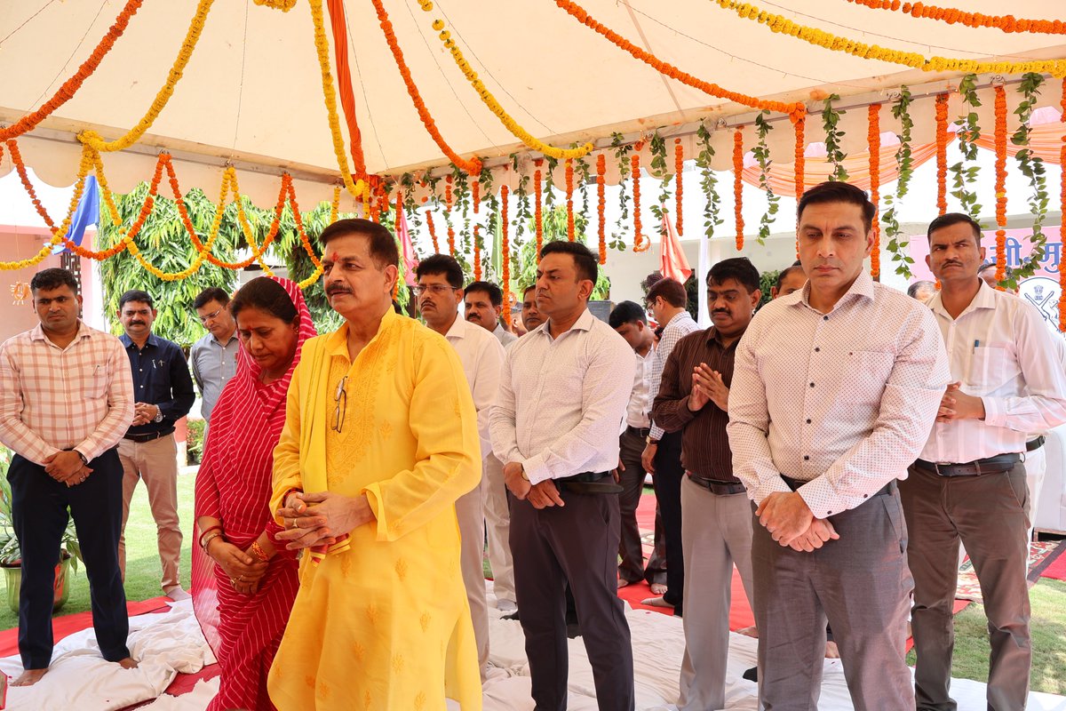 Dgpacup's tweet photo. आज दि०-14.09.26 को श्री गणेश चतुर्थी के शुभ अवसर श्री आलोक सिंह, पीएसी प्रमुख द्वारा पी.ए.सी. मुख्यालय प्रांगण में पीएसी मुख्यालय के अधिकारियों और पीएसी कर्मियों के साथ विधि विधान से पूजा अर्चना कर भगवान श्री गणेश जी की प्रतिमा की स्थापना की गयी। https://t.co/TcxKQbfGJY
