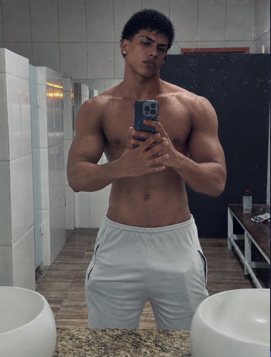 Arthurdnns's tweet photo. Daria tudo p ter um pcr pra treinar junto 😩🫶 https://t.co/cX7WobzL54