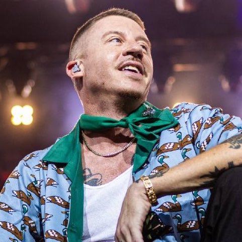 bchartsnet's tweet photo. Tá feliz, P!nk?! Macklemore é REMOVIDO do restante da turnê de Ed Sheeran após gritar “PALESTINA LIVRE” no palco e ser duramente criticado, informa a Rolling Stone. Inacreditável!!!!

“Como o promotor do show da U.S. Loop Tour de Ed Sheeran, fomos notificados pelos locais das próximas datas da turnê nos EUA de que eles não permitirão que um show aconteça com Macklemore na escalação, o que resultaria no cancelamento da turnê e impactaria centenas de milhares de fãs. Após discussões com as partes interessadas, Macklemore não se apresentará nas datas restantes de apoio.”