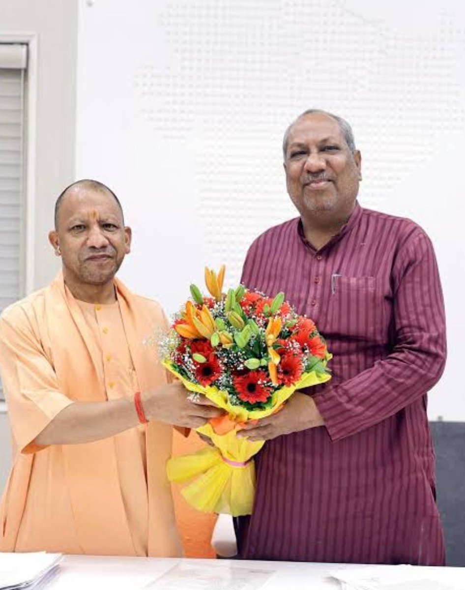 JaikyYadav16's tweet photo. तो क्या समझा जाय पाला बदलने वाले हैं या फिर अपनी वैल्यू बढ़ाने के फ़िराक़ में हैं?

पिछले कुछ दिनों से संजय निषाद जी समाजवादी पार्टी के नेताओं के साथ दिख रहे हैं और अपने ही सरकार के खिलाफ प्रदर्शन भी कर चु��े हैं।

संजय निषाद जी आज समाजवादी पार्टी के वरिष्ठ ब्राह्मण नेता माता प्रसाद पाण्डेय जी से मुलाकात किए।

अब लोग कयास लगा रहे हैं कि समाजवादी पार्टी में जाने वाले हैं, मुझे लग रहा है ये फ़िलहाल अपनी वैल्यू बढ़ाने और NDA पर दबाव डालने के लिए ऐसा कर रहे हैं।

या फिर हो सकता है कि संजय निषाद जी गोंडा वाली घटना से बहुत आहत हैं और हवा का रुख भांप चुके हैं।