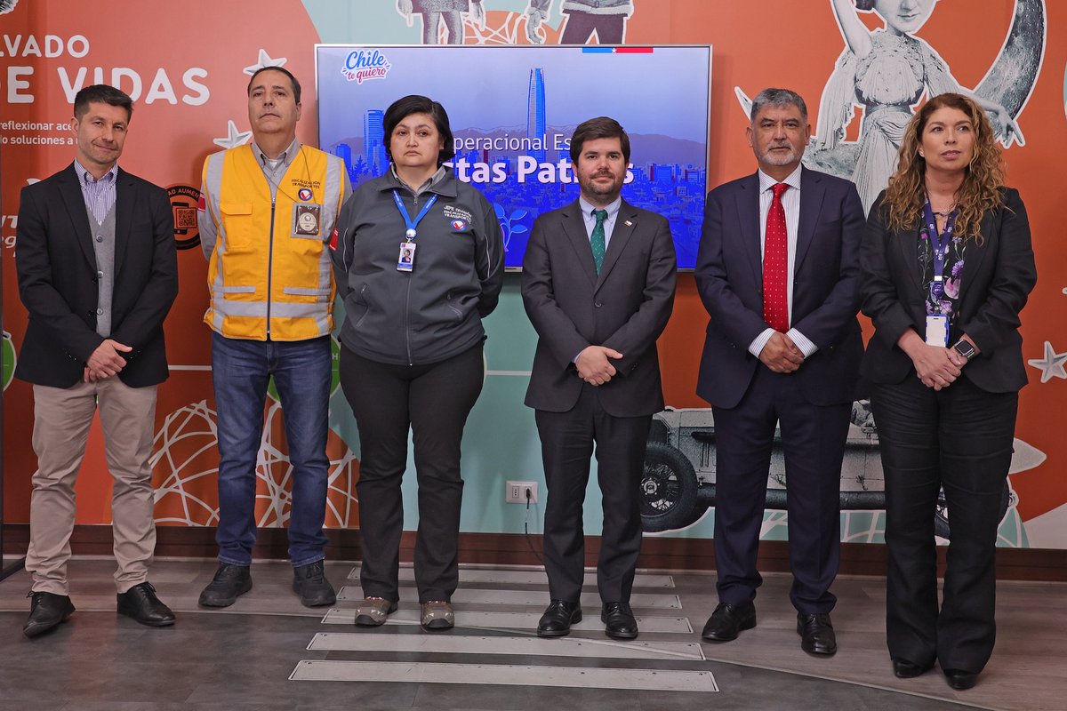 Subtrans's tweet photo. Coordinados para que celebres a Chile 🚍🇨🇱

El ministro (s) de Transportes y Telecomunicaciones, Martín Mackenna, junto al DTPM, Conaset, Fiscalización, Metro y EFE 🚆 presentan medidas para el transporte público de Santiago en Fiestas Patrias y recomendaciones de seguridad vial. https://t.co/DWS6YOhz1U